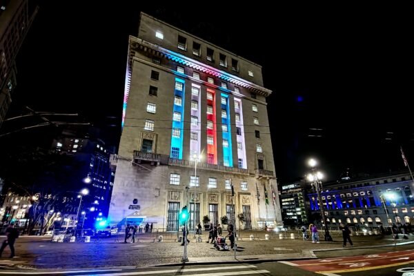 É #FAKE que sede da prefeitura de São Paulo foi iluminada em homenagem à bandeira dos EUA após anúncio de tarifa de 50%