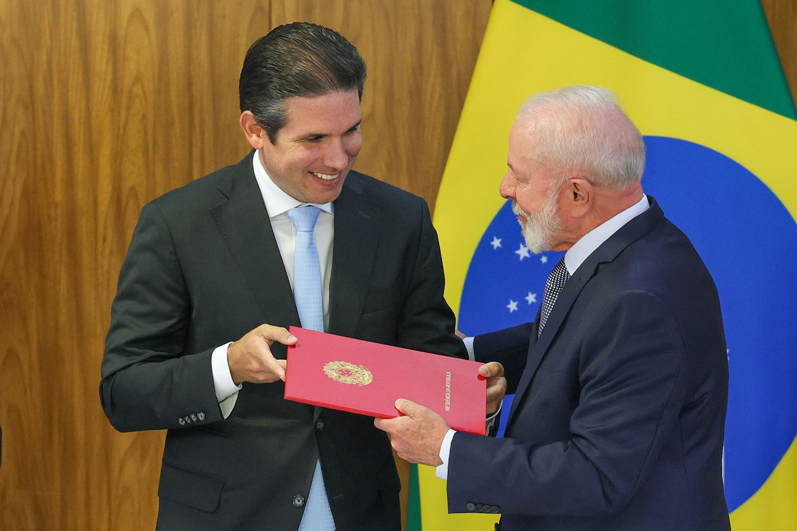 Lula prepara 6 novos programas sociais, de olho em 2026