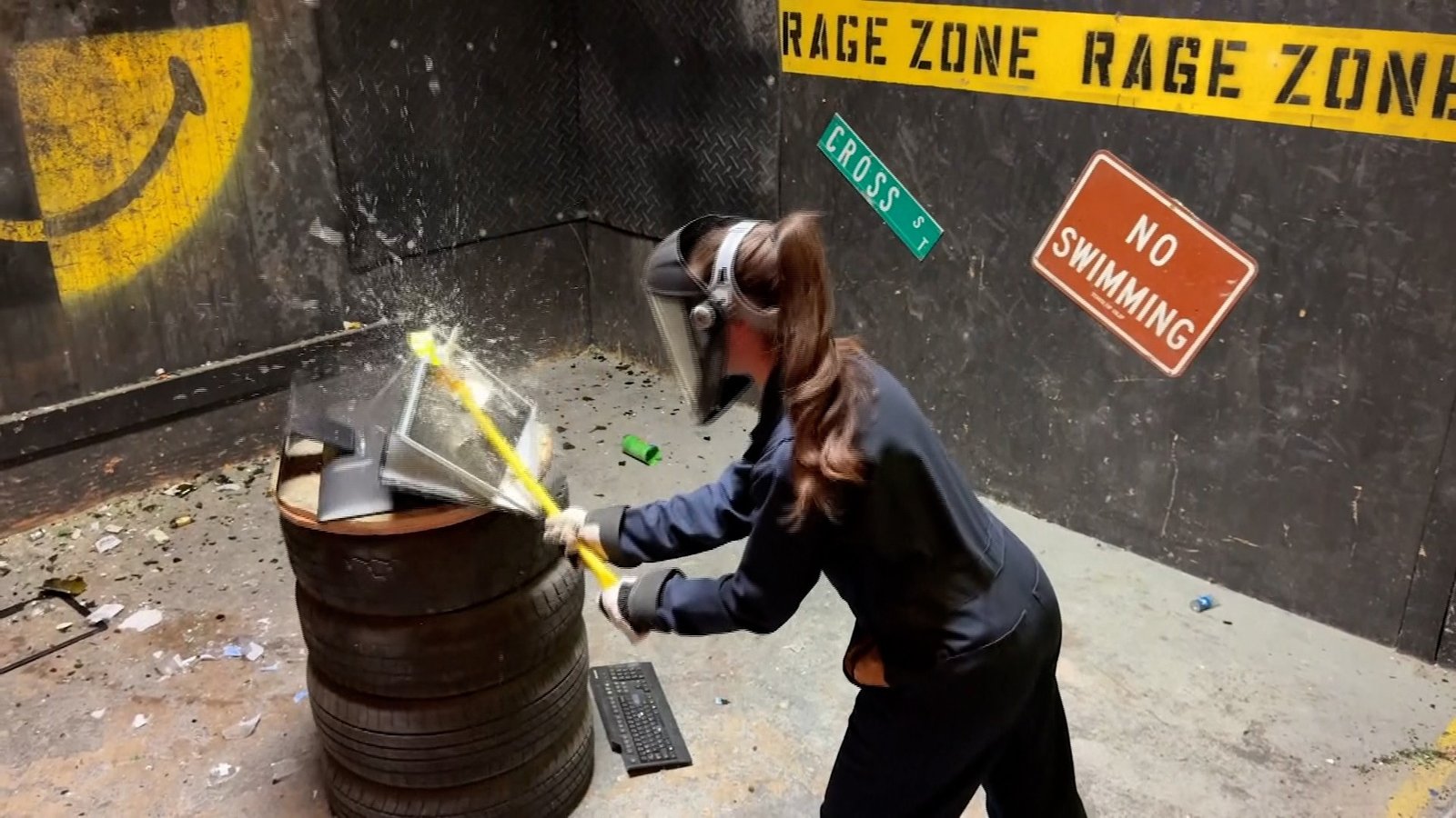 ‘Zona de Fúria’: espaço para quebrar coisas e descontar raiva faz sucesso nos EUA