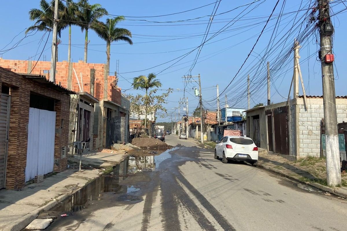 Jovem morre e pai dele fica ferido após levarem tiros em briga de trânsito no litoral de SP; autor fugiu