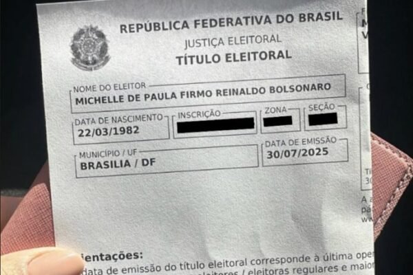 Pré-candidata ao Senado, Michelle muda título eleitoral para o DF