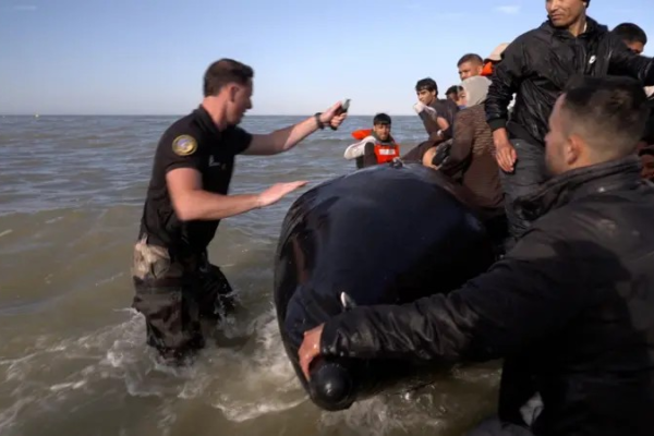 Polícia francesa fura bote com imigrantes que tentavam chegar à Inglaterra