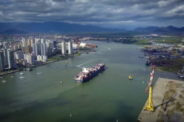 Golpistas anunciam falsas vagas de emprego no maior porto do Brasil