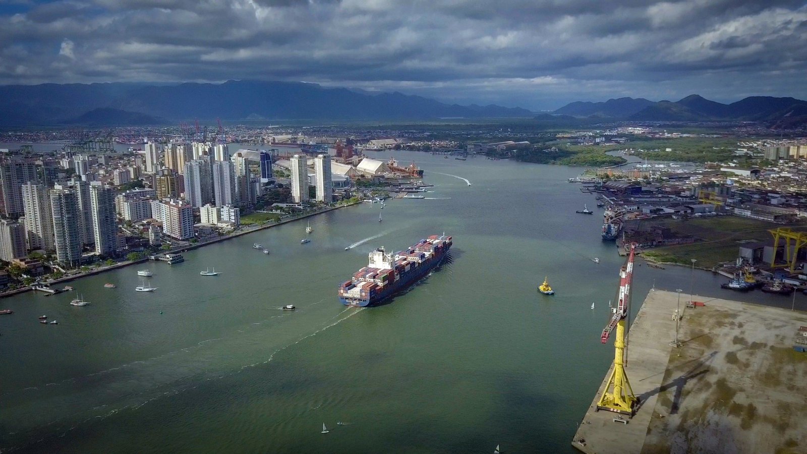 Golpistas anunciam falsas vagas de emprego no maior porto do Brasil