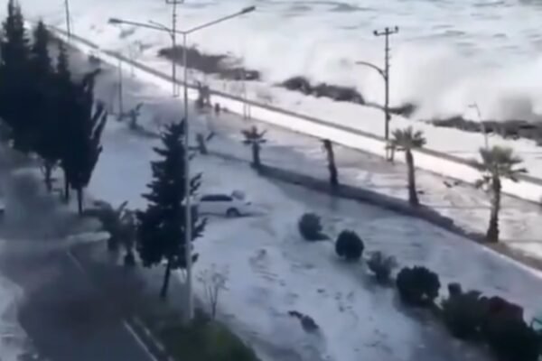 É #FAKE: Vídeos antigos de tempestades circulam como se fossem tsunami na Rússia
