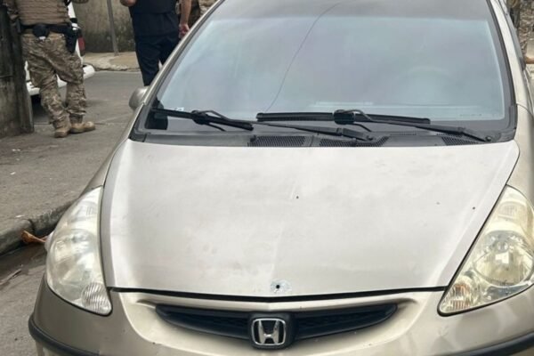Suspeito é baleado na virilha e preso após tiroteio com policiais em ponto de tráfico em Santos