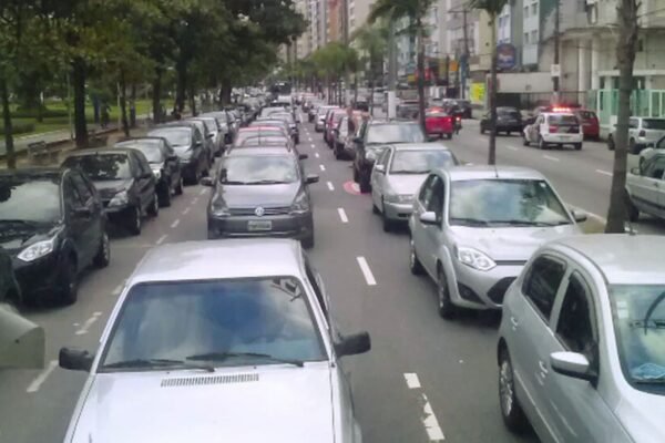 Projeto de lei propõe cobrança de estacionamento para turistas na orla de Santos, SP