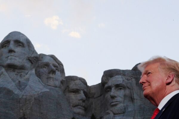 Donald Trump quer ter seu rosto no Monte Rushmore, mas plano pode rachar resto da escultura; entenda