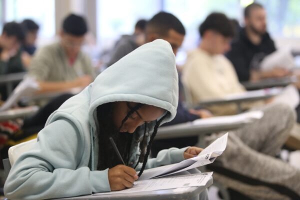 Baixada em Pauta #242: Professor explica diferenças entre Enem e Fuvest e dá dicas de preparação para os vestibulares