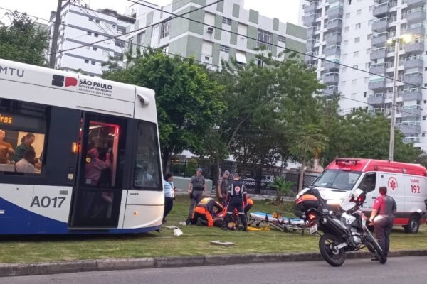 Homem é atingido pelo VLT em Santos, SP; VÍDEO