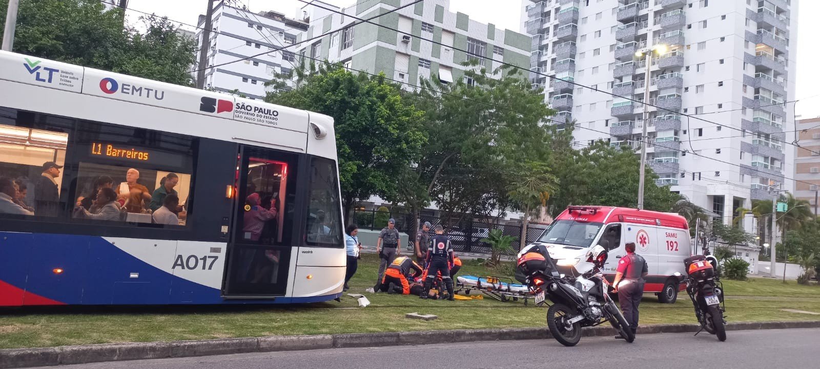 Homem é atingido pelo VLT em Santos, SP; VÍDEO