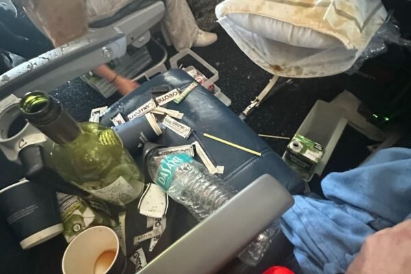 Passageiro mostra caos na cabine de voo onde 25 ficaram feridos após forte turbulência nos EUA