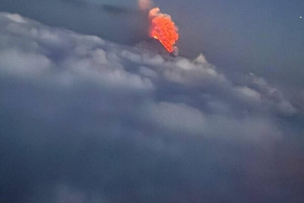 Vulcão entra em erupção na Rússia horas após terremoto, na mesma região do epicentro do tremor