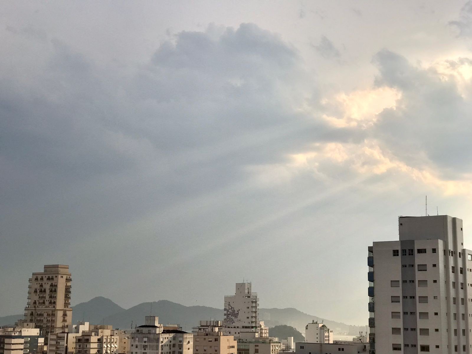 Defesa Civil alerta para pancadas de chuva e rajadas de vento na Baixada Santista; veja a previsão