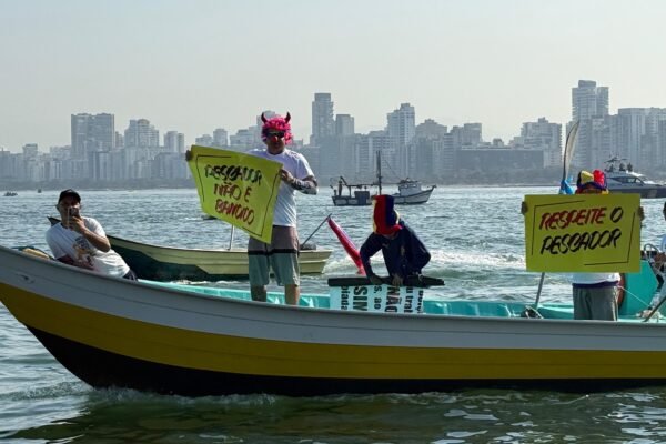 Pescadores protestam no litoral de SP contra medidas do Governo Federal que afetam a pesca artesanal Pescadores protestam no litoral de SP contra medidas do Governo Federal que afetam a pesca artesanal
