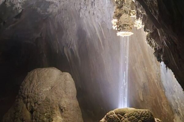 ‘Chuveiro natural’ impressiona turistas e fica escondido em caverna no interior de SP ‘Chuveiro natural’ impressiona turistas e fica escondido em caverna no interior de SP