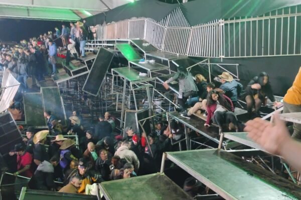 ‘A todo momento chegam mais vítimas’, diz delegada sobre queda de arquibancada em rodeio de SP ‘A todo momento chegam mais vítimas’, diz delegada sobre queda de arquibancada em rodeio de SP