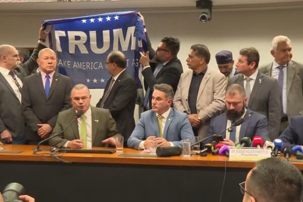 ‘Make America Great Again’: entenda o lema de Trump em bandeira usada por bolsonaristas na Câmara