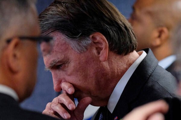 Prisão de Bolsonaro eleva tensão entre EUA e Brasil, avalia Steve Bannon