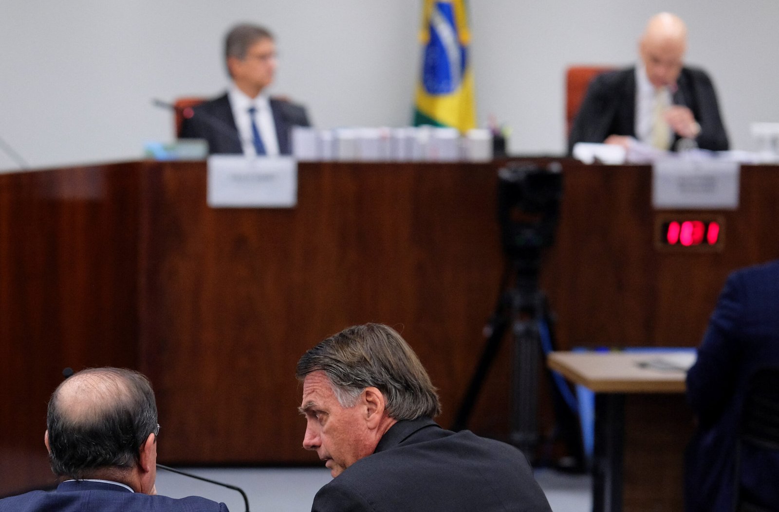 Carlos passa mal ao saber da prisão de Bolsonaro e é internado no Rio