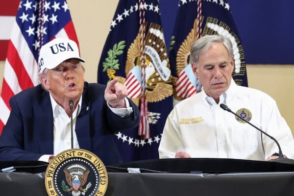 Deputados democratas que ‘fugiram’ do Texas para bloquear projeto de Trump deixam hotel após ameaça de bomba Deputados democratas que ‘fugiram’ do Texas para bloquear projeto de Trump deixam hotel após ameaça de bomba