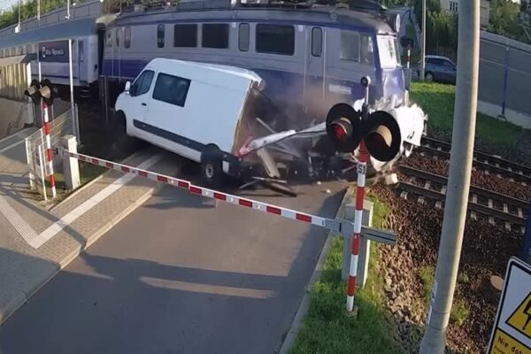 VÍDEO flagra van sendo destruída ao ser atropelada por trem na Polônia