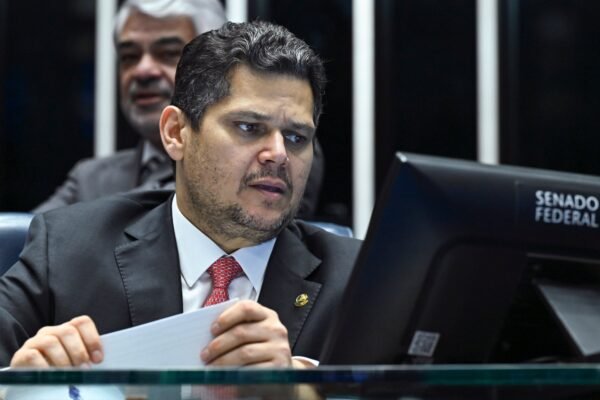 Depois de 2 noites, oposição desocupa plenário do Senado