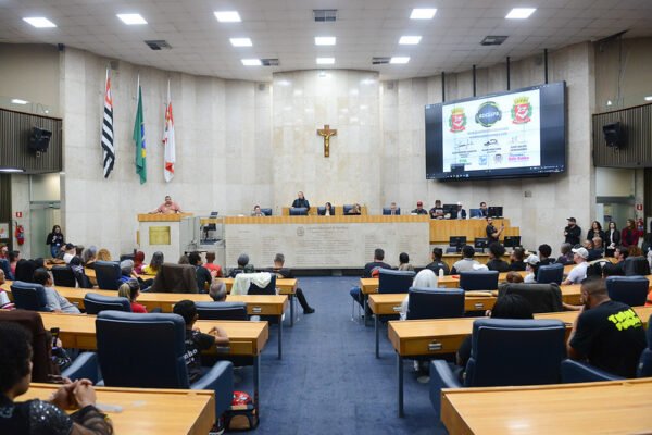 Solenidade homenageia grupos de dança e passinho