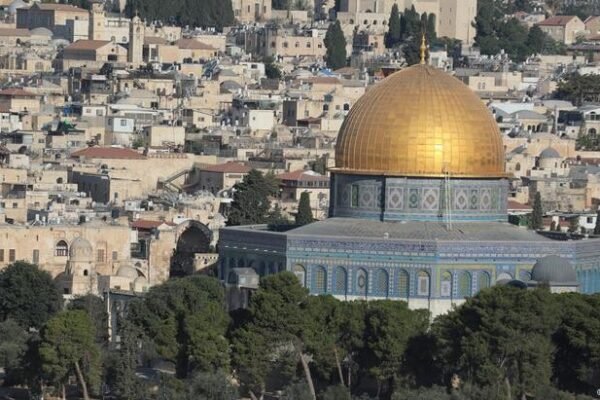 Ministro de extrema direita de Israel gera crise após rezar em templo muçulmano