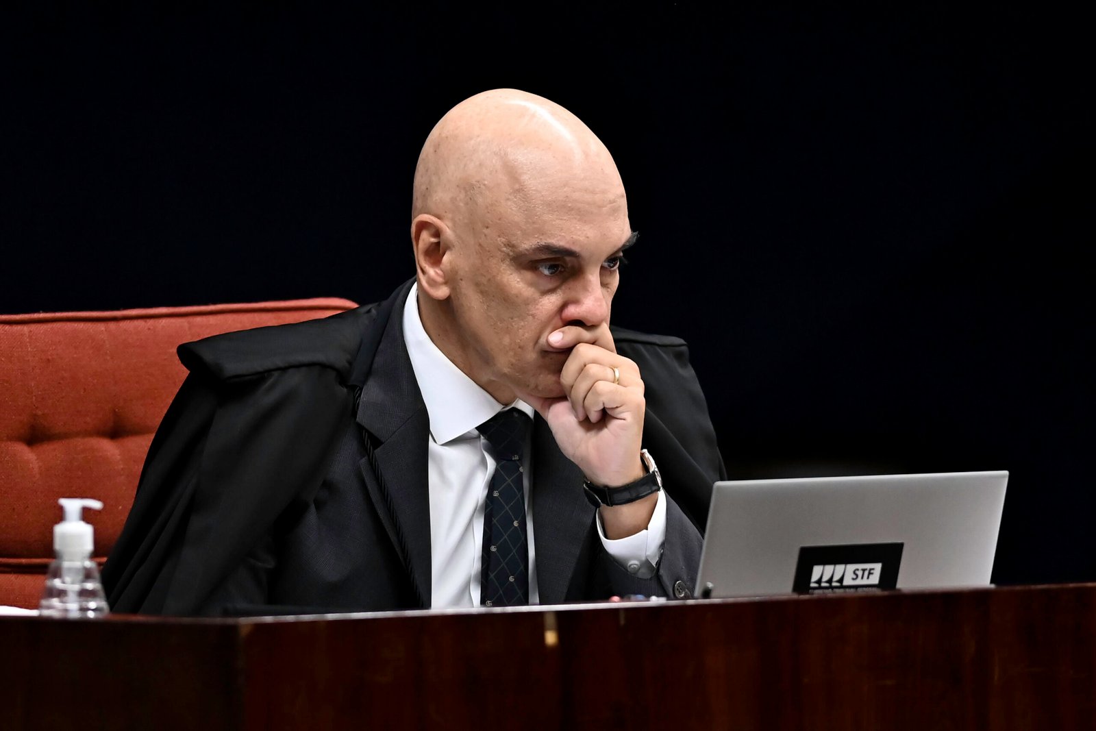 Com oposição ocupando o Senado, Alcolumbre determina sessões remotas