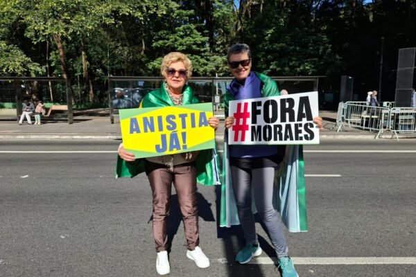 Manifestantes chegam à Avenida Paulista para ato contra Lula e Moraes
