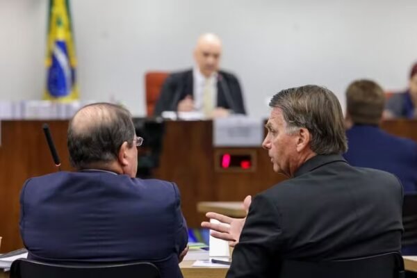Moraes determina prisão domiciliar de Bolsonaro