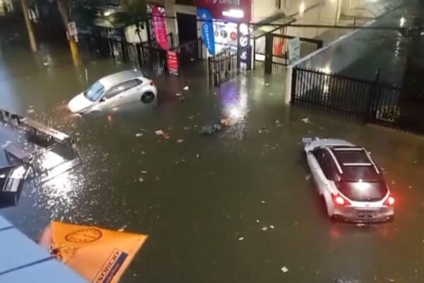 Temporal deixa Santos debaixo d’água e provoca transtornos na Baixada Santista; VÍDEO