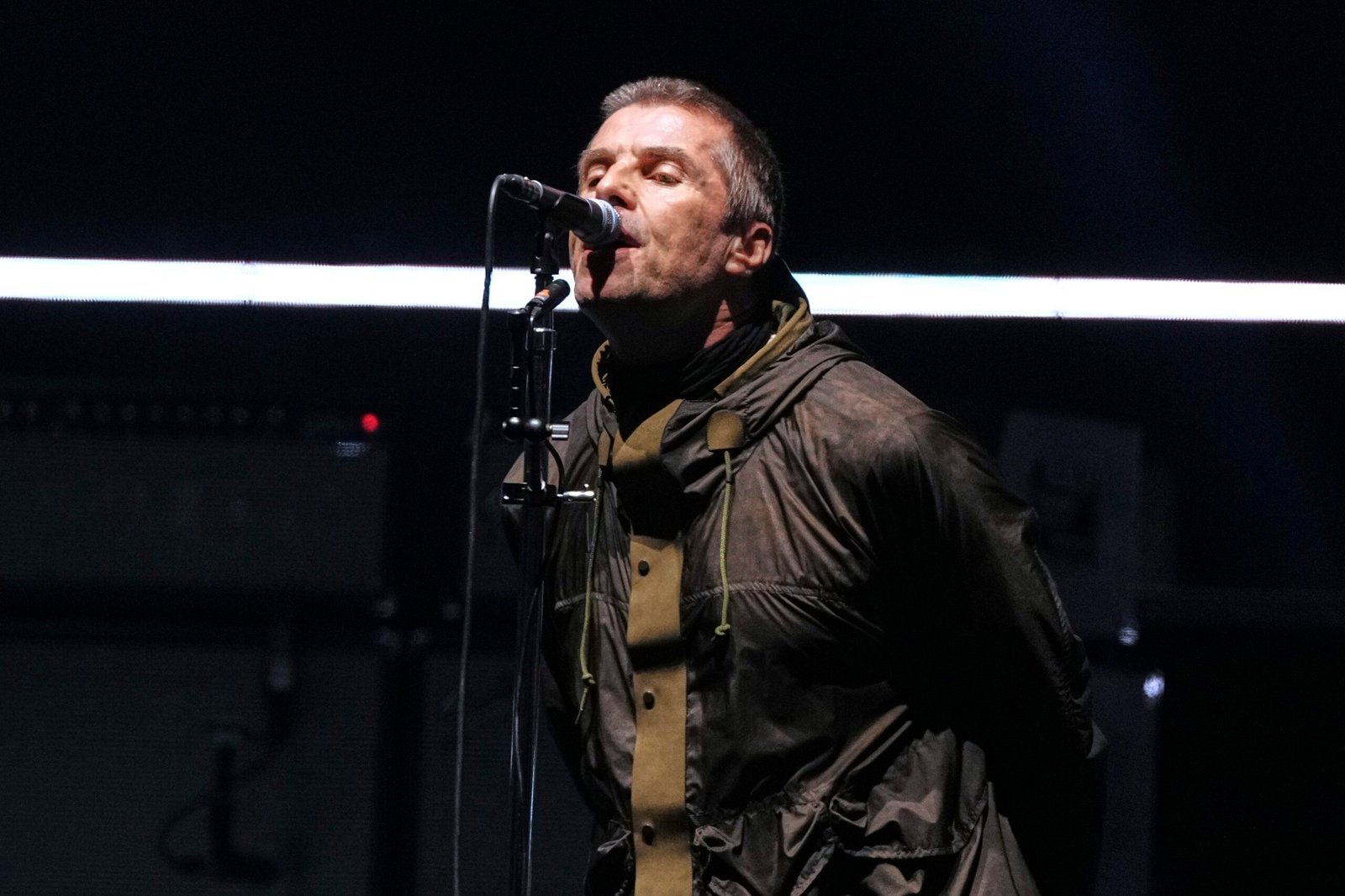 Homem morre após cair de arquibancada em show do Oasis em Londres