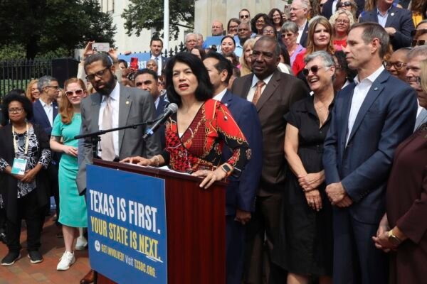 FBI vai caçar deputados democratas que ‘fugiram’ do Texas para bloquear projeto de Trump, diz senador
