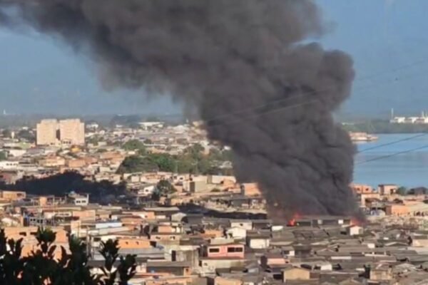 Incêndio atinge moradias em comunidade da maior favela sobre palafitas do Brasil Incêndio atinge moradias em comunidade da maior favela sobre palafitas do Brasil