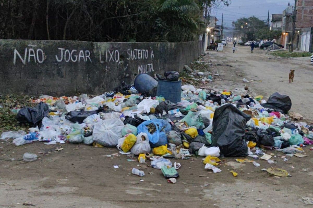 Greve na limpeza urbana deixa ruas tomadas pelo lixo em seis cidades da Baixada Santista