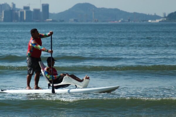 Surf Inclusivo oferece aulas adaptadas para pessoas com deficiência em São Vicente entre 9 e 65 anos