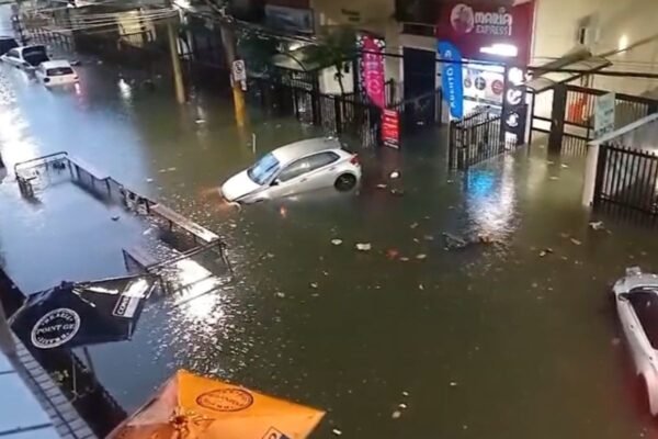 Santos tem o triplo de chuva esperado para o mês em 24h; entenda Santos tem o triplo de chuva esperado para o mês em 24h; entenda
