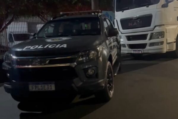 Homem é preso pela PM com caminhão roubado após motorista ser sequestrado no litoral de SP Homem é preso pela PM com caminhão roubado após motorista ser sequestrado no litoral de SP