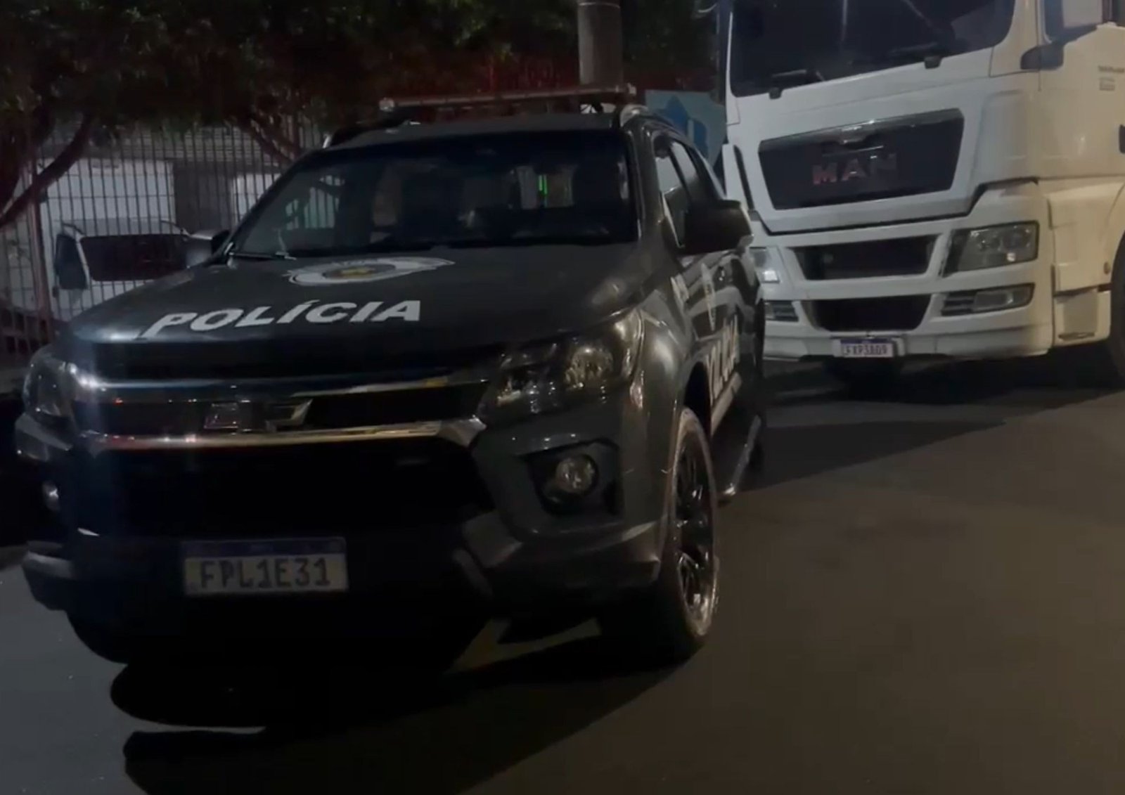 Homem é preso pela PM com caminhão roubado após motorista ser sequestrado no litoral de SP