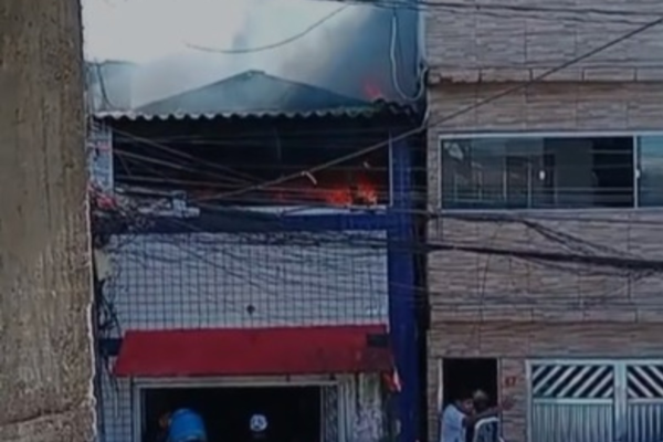 Duas casas pegam fogo na maior favela sobre palafitas do Brasil um dia após incêndio deixar mais de 100 famílias desabrigadas Duas casas pegam fogo na maior favela sobre palafitas do Brasil um dia após incêndio deixar mais de 100 famílias desabrigadas