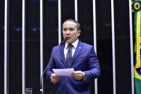 Projeto proíbe cláusula de fidelização nos contratos de prestação de serviços Projeto proíbe cláusula de fidelização nos contratos de prestação de serviços