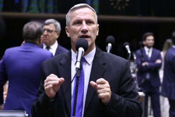 Oposição afirma que resposta ao tarifaço dos EUA deve ser a votação do projeto da anistia