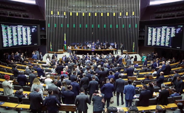 Após recesso, deputados retomam votações nesta semana