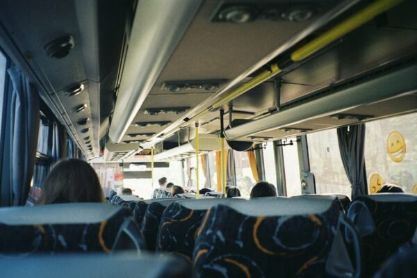 Neozelandesa é presa por viajar com criança de 2 anos em uma mala