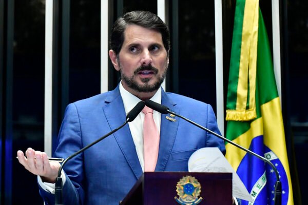 Marcos do Val é alvo de operação, e Moraes manda senador usar tornozeleira eletrônica