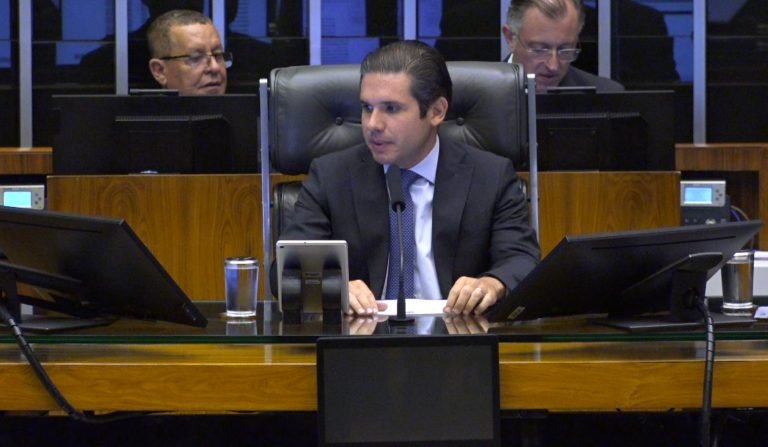 Câmara inicia sessão para analisar as propostas em pauta; acompanhe
