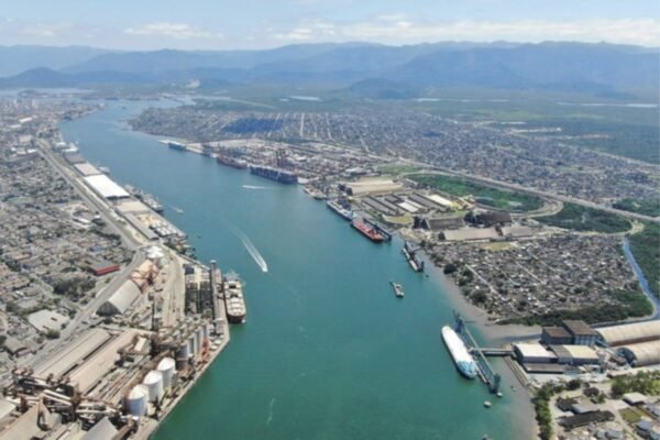 Tarifaço dos EUA impulsiona recorde histórico de movimentação de cargas no maior porto do Brasil; entenda