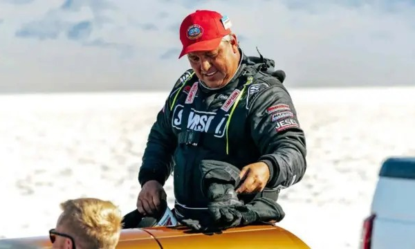 Quem era o piloto que morreu após bater a 450 km/h em busca de recorde terrestre